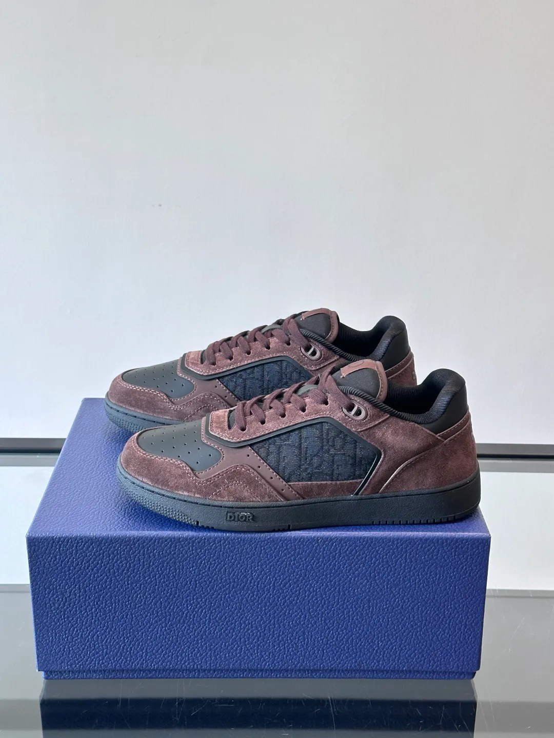 Men's shoes 💰p400 "DIO＊" low-top B27 casual sports shoes, this B27 low-top B27 Dio*'s classic item comes from the DIOR.TEARS joint series. Carefully crafted from first-grain cowhide, it is decorated with laser-drawn Oblique prints and is layered with cotton styling details to display the 💰peace Sign pattern from the Dio*Tears collaboration series. It is paired with white Oblique Galaxy print-effect leather panels to enhance the style. The two-tone rubber sole, tongue and backside feature the Dior Tears logo, CD Icon eyelets and rich classic details. Elevate any outfit and pair with other Dior Tears pieces for matching looks. Size: 38-44 Male 38-44 (45 46 customized)